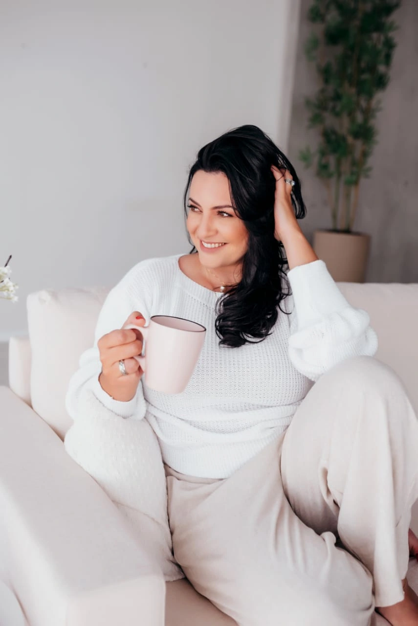 Janela e luz suave em um ambiente de pausa